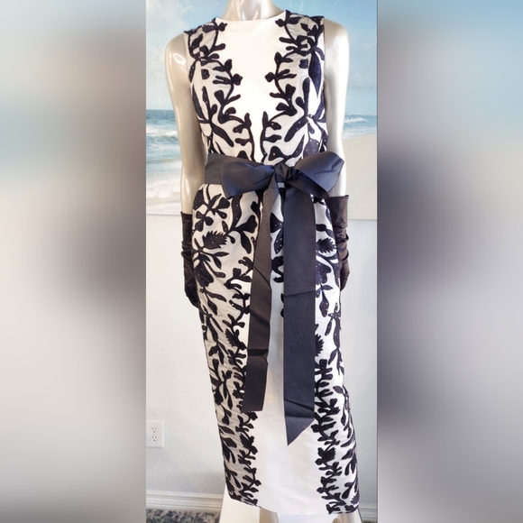 *$8,000 OSCAR DE LA RENTA WHITE SILK BLACK FLORAL EMBROIDERED RUNWAY GOWN US L - Picture 2 of 15